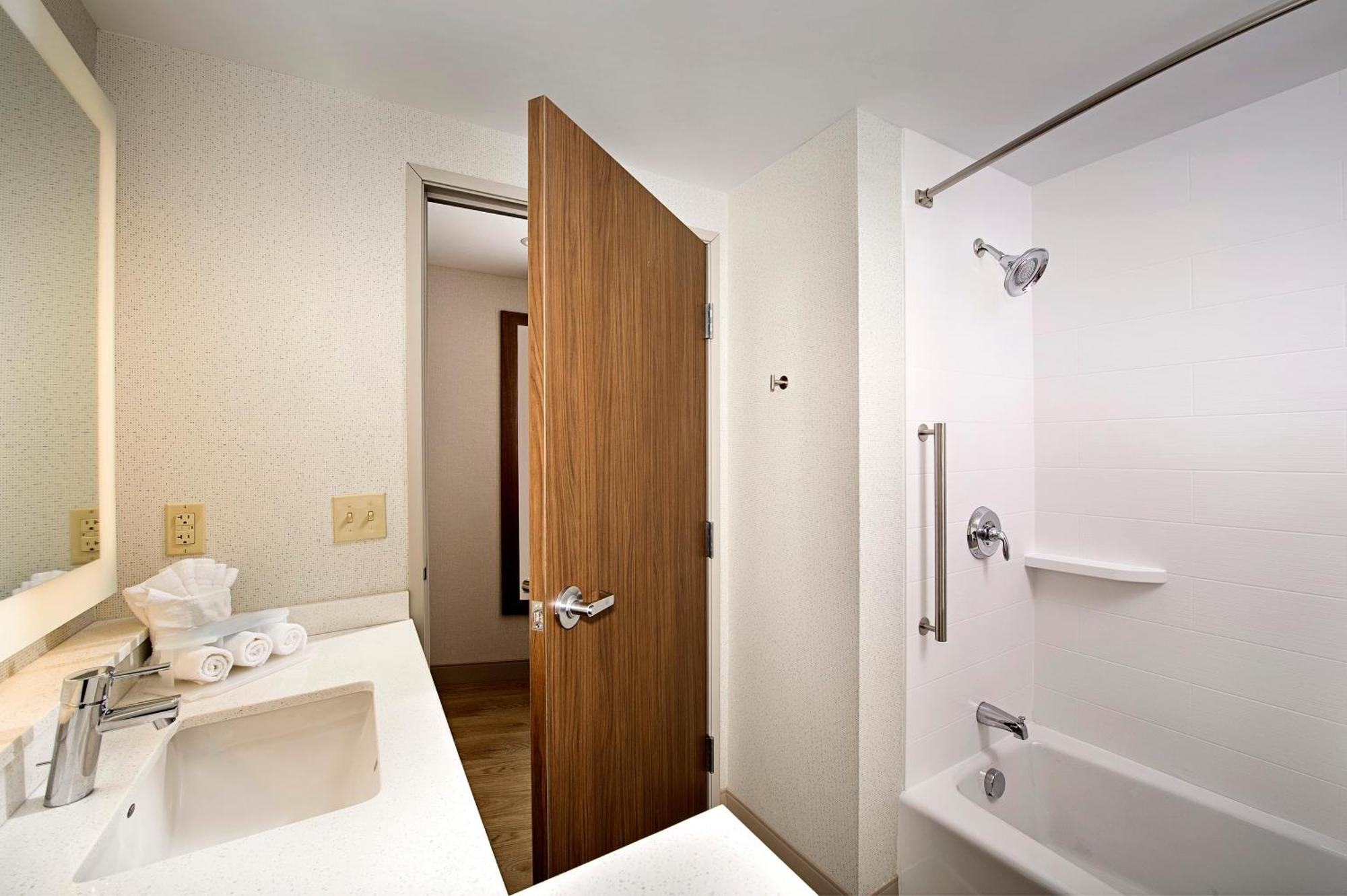 Express & By Ihg By Ihg 3* Altoona